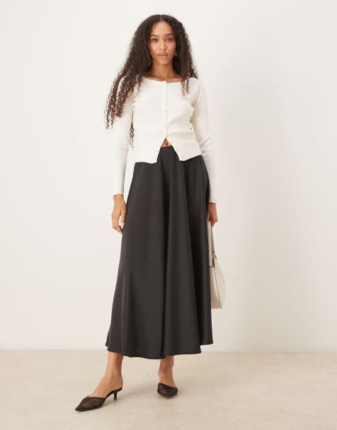 YAS – Voluminöser Midi-Tellerrock aus Satin in Schwarz - view 1