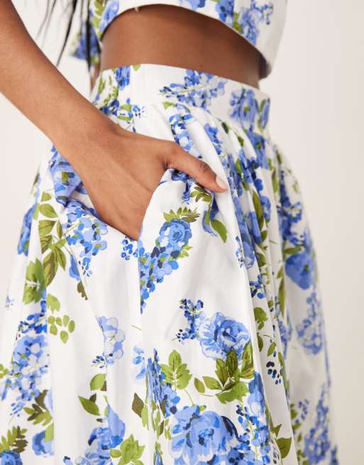 YAS – Voluminöser Midirock mit Blumenmuster in Blau und Weiß, Kombiteil, 4 von 5