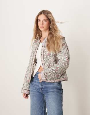 YAS - Weiche Steppjacke in Cremeweiß mit rosa Blumenmuster