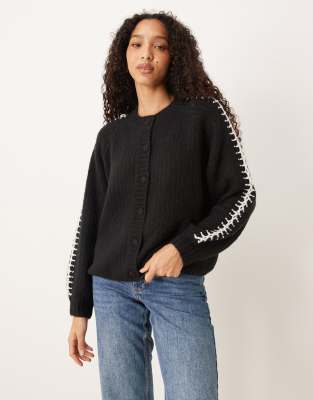 YAS - Weiche Strickjacke in Schwarz mit Kontrastnaht