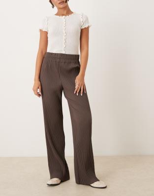 YAS - Weit geschnittene Plissee-Hose in Schokobraun-Brown