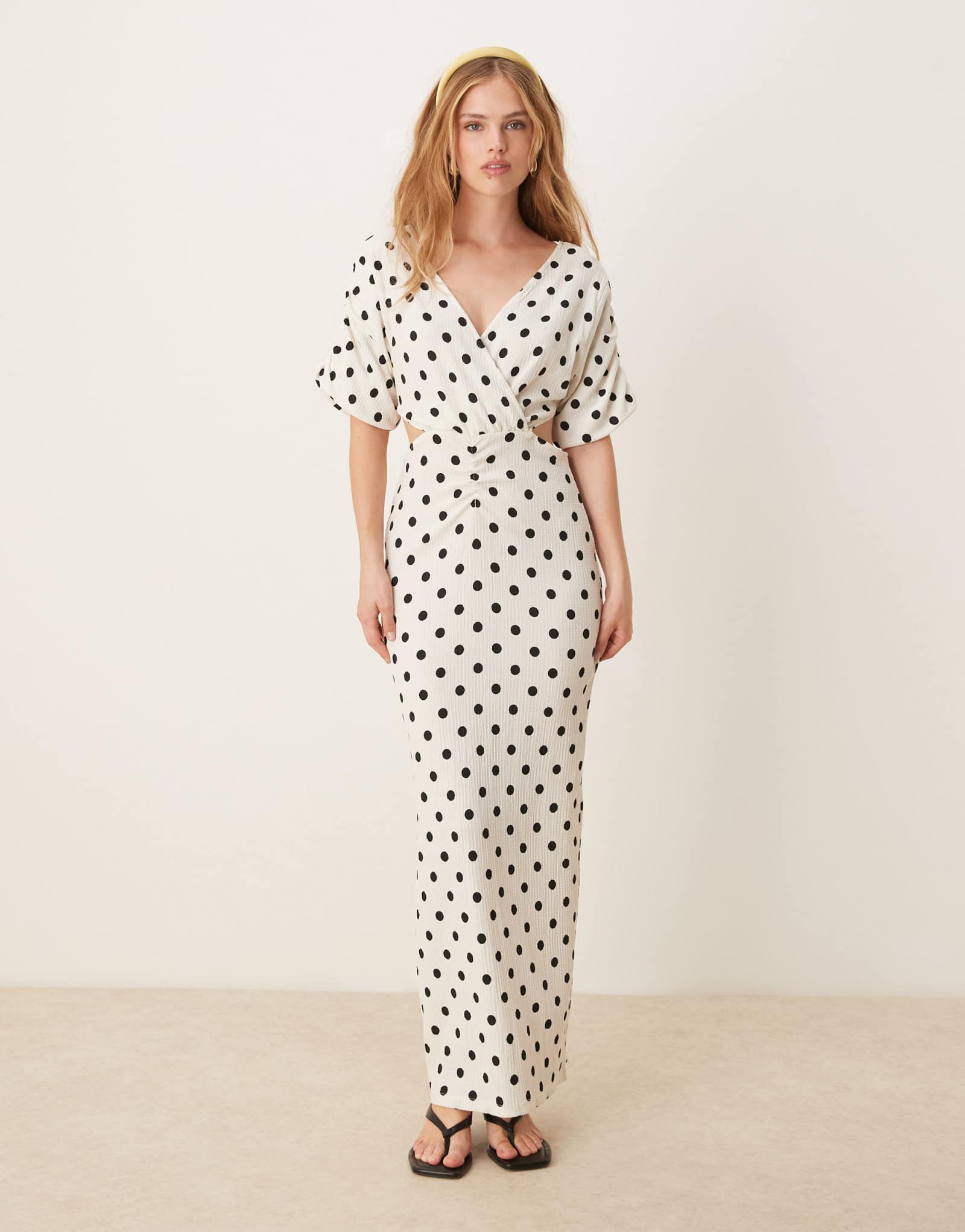 Макси-платье с запахом и разрезом YAS в белый и черный горошек 