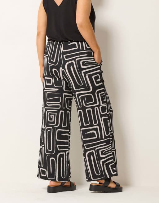Yours Clothing Abstract crinkle wide leg trousers in black, 3 of 4