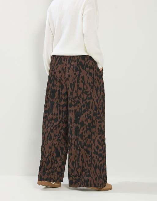 Yours Clothing Abstract wide leg trousers in brown, 2 of 3