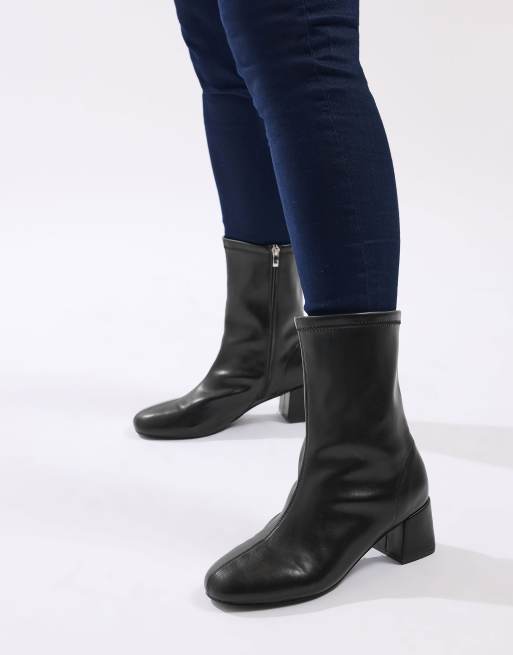 Yours Clothing Block heel stretch boots in extra wide eee fit in black, 2 of 4