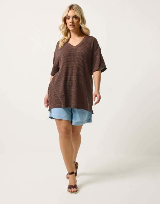 Yours Clothing Boxy knitted t-shirt in brown, 2 of 4