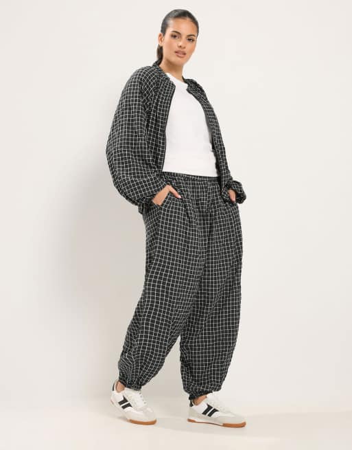 Yours Clothing Checked zip through track jacket in black, 2 of 4