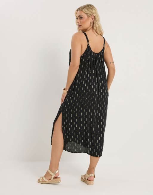 Yours Clothing Crinkle metallic midi dress in black, 2 of 4