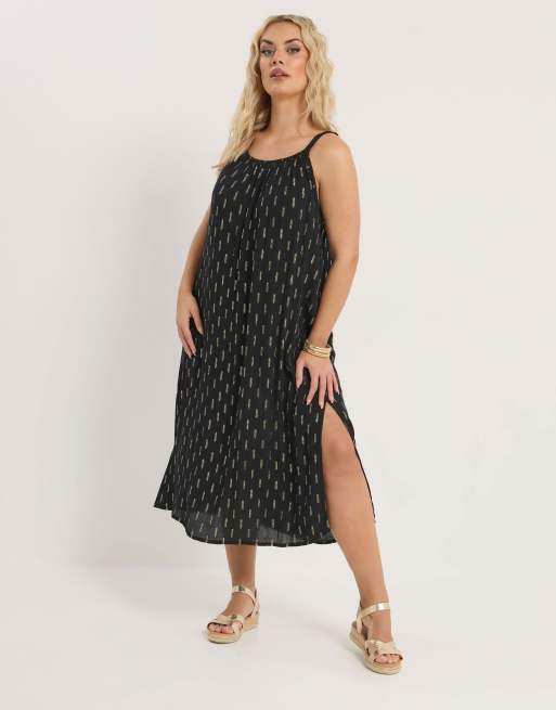 Yours Clothing Crinkle metallic midi dress in black, 4 of 4