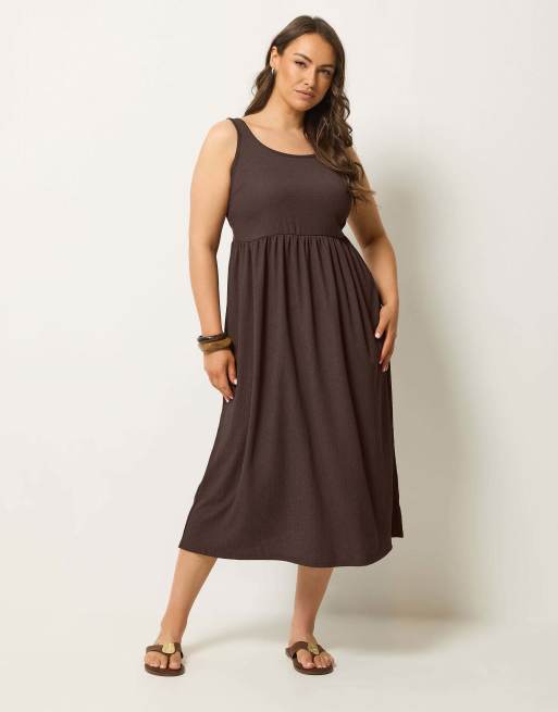 Yours Clothing Crinkle midi dress in brown, 2 of 4