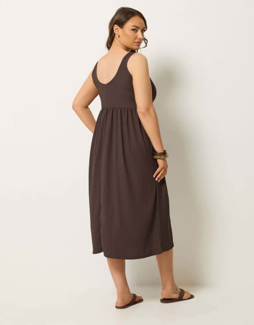 Yours Clothing Crinkle midi dress in brown, 3 of 4