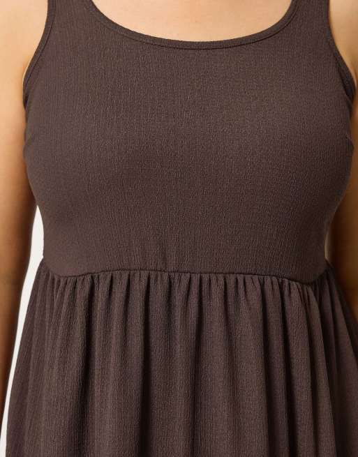 Yours Clothing Crinkle midi dress in brown, 4 of 4