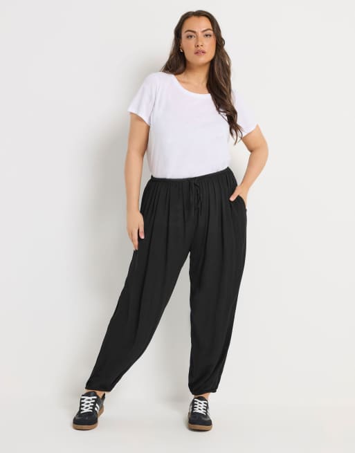 Yours Clothing Cuffed balloon trousers in black, 2 of 4