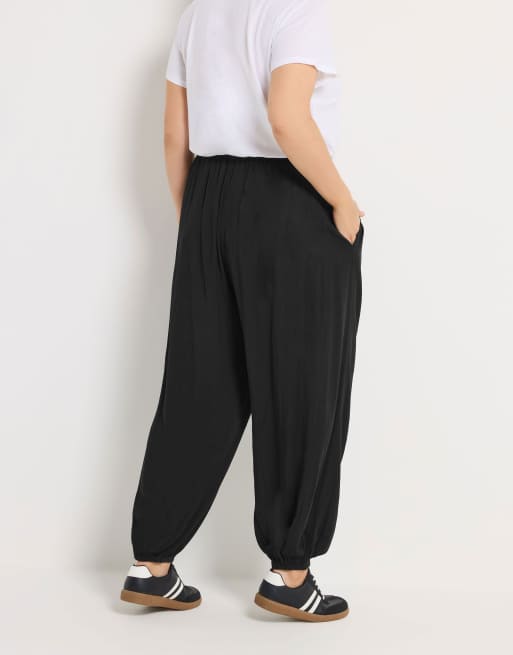 Yours Clothing Cuffed balloon trousers in black, 3 of 4