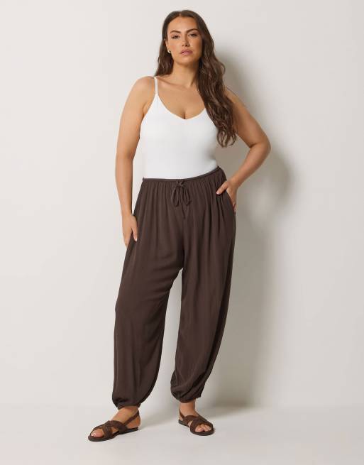 Yours Clothing Cuffed balloon trousers in brown, 2 of 4