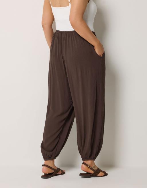 Yours Clothing Cuffed balloon trousers in brown, 3 of 4