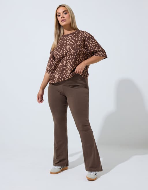 Yours Clothing Fold over flared leggings in brown, 2 of 4
