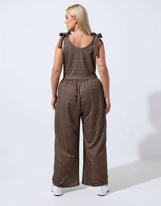 Yours Clothing Gingham jumpsuit in brown, 3 of 4