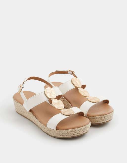 Yours Clothing Hammered disk wedge sandals in wide e fit in white, 2 of 4