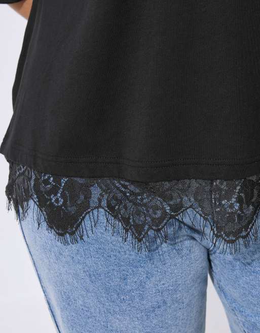 Yours Clothing Lace hem t-shirt in black, 2 of 4