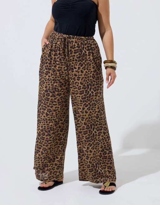 Yours Clothing Leopard crinkle wide leg trousers in brown, 2 of 4