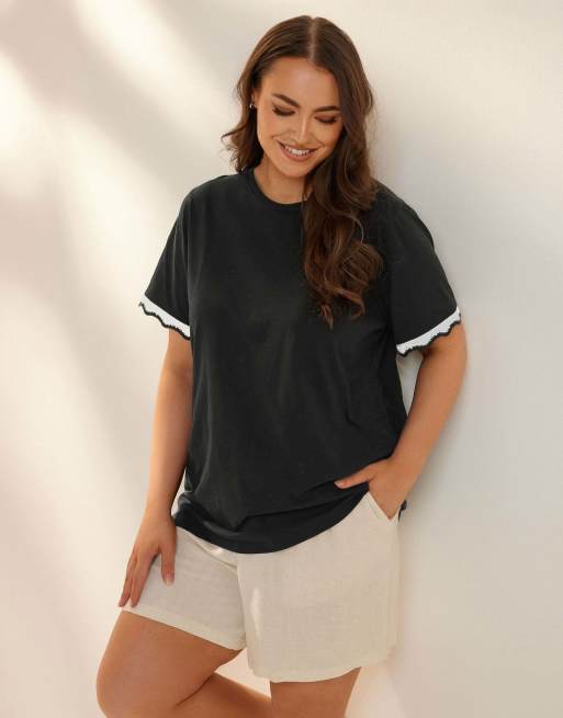 Yours Clothing Metallic crochet trim t-shirt in black, 2 of 4