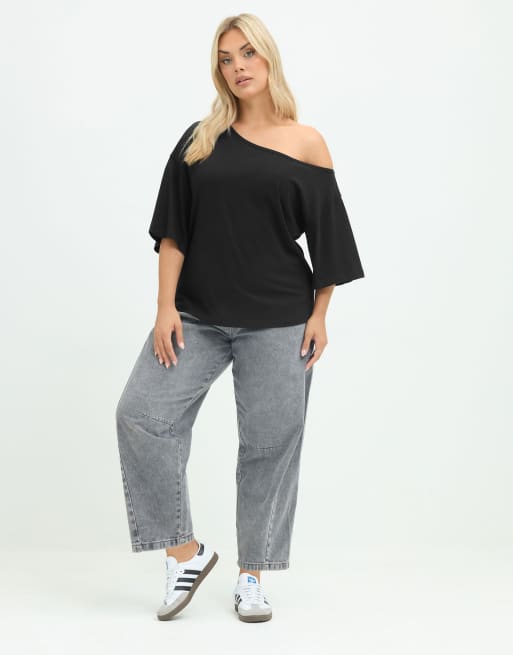 Yours Clothing Off shoulder cotton t-shirt in black, 2 of 4