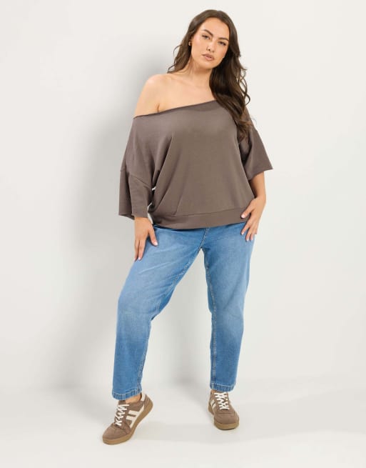 Yours Clothing Off shoulder sweatshirt in brown, 2 of 4