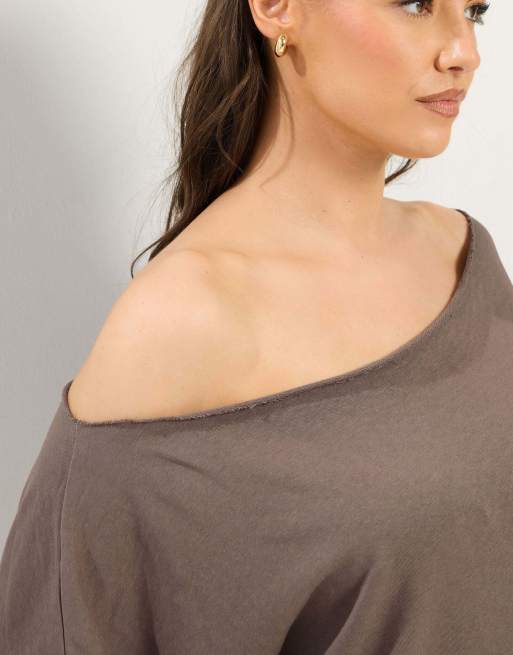 Yours Clothing Off shoulder sweatshirt in brown, 4 of 4