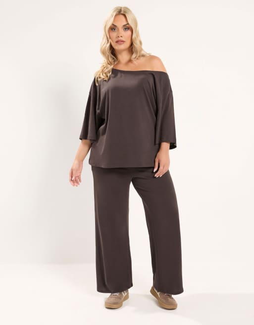 Yours Clothing Off shoulder tee in brown, 2 of 4