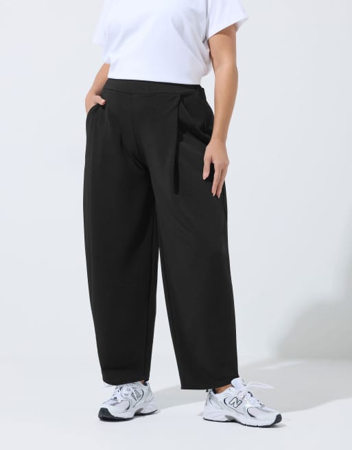 Yours Clothing Pleated barrel leg trousers in black, 2 of 4