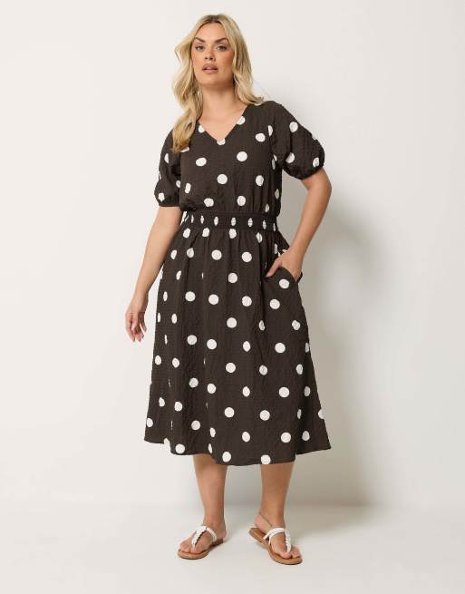 Yours Clothing Polka dot midi smock dress in brown, 2 of 4