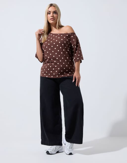 Yours Clothing Polka dot off shoulder t-shirt in brown, 2 of 4
