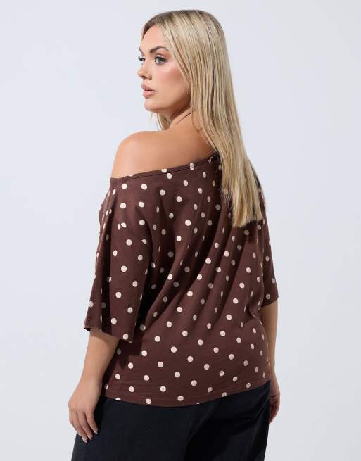 Yours Clothing Polka dot off shoulder t-shirt in brown, 3 of 4