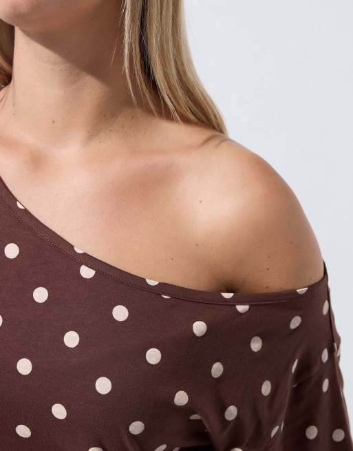Yours Clothing Polka dot off shoulder t-shirt in brown, 4 of 4
