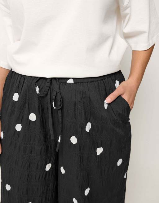 Yours Clothing Polka dot wide leg trousers in black, 3 of 4