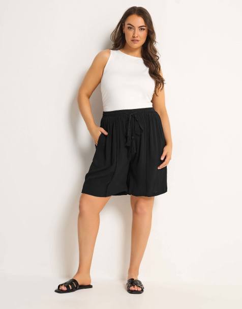 Yours Clothing Scallop trim shorts in black - view 1