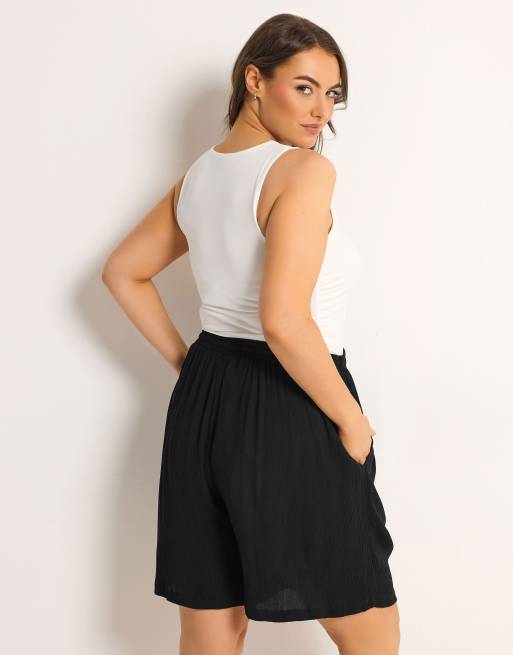 Yours Clothing Scallop trim shorts in black, 2 of 4