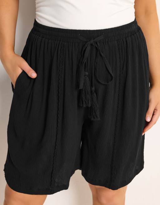 Yours Clothing Scallop trim shorts in black, 3 of 4