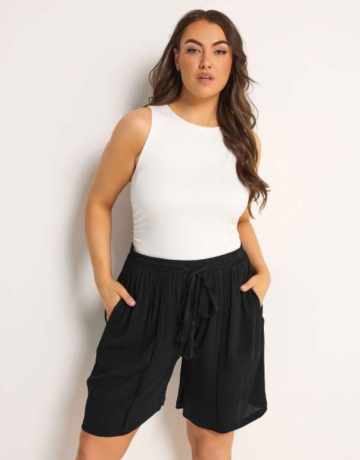 Yours Clothing Scallop trim shorts in black, 4 of 4