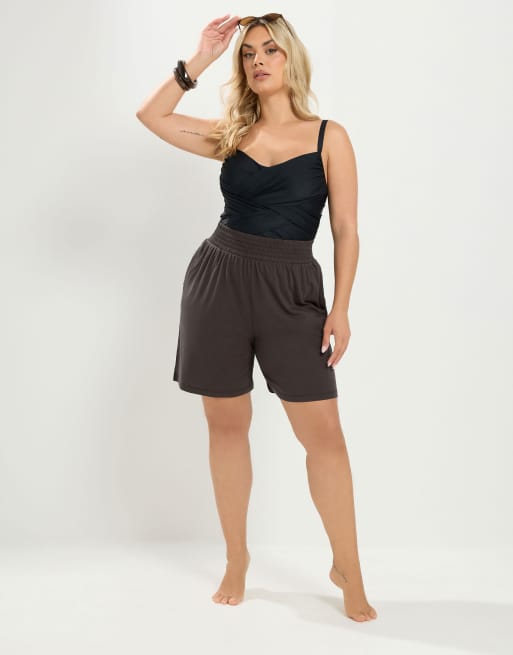 Yours Clothing Shirred waist shorts in brown, 3 of 4