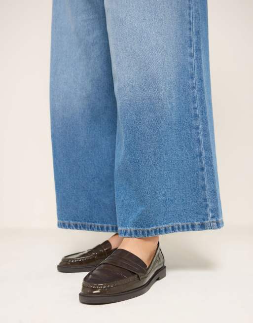 Yours Clothing Wide fit croc embossed loafers in brown, 2 of 4