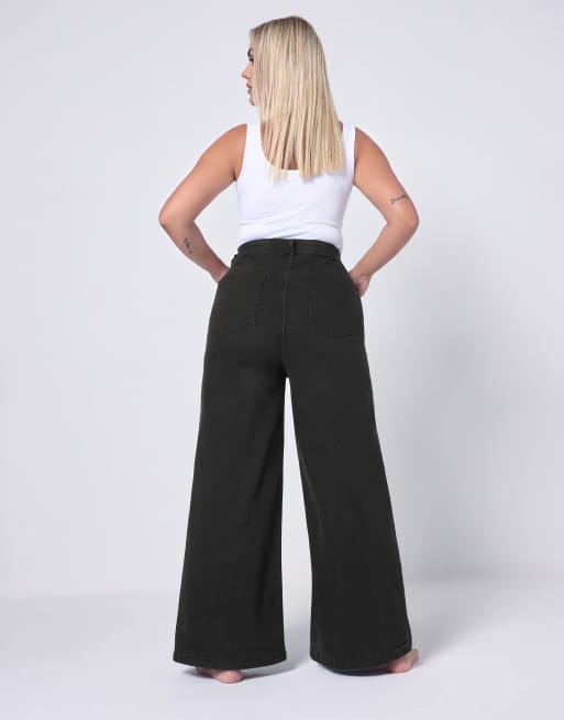 Yours Clothing Wide leg puddle jeans in black, 2 of 3