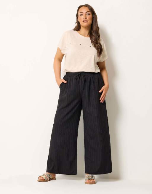 Yours Clothing Wide leg textured trousers in black, 2 of 4