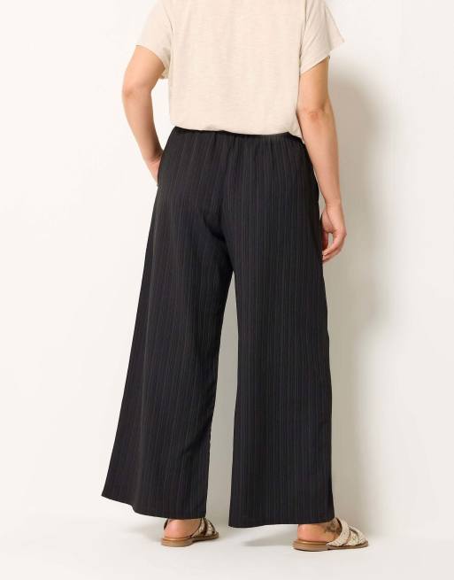 Yours Clothing Wide leg textured trousers in black, 3 of 4