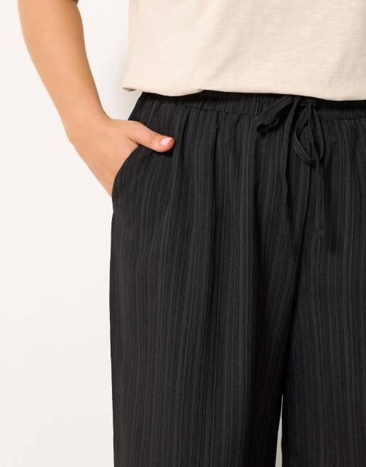 Yours Clothing Wide leg textured trousers in black, 4 of 4