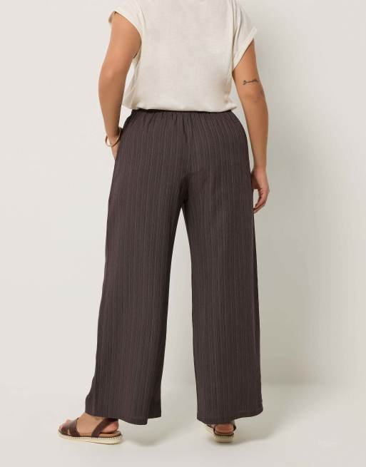Yours Clothing Wide leg textured trousers in brown, 2 of 4