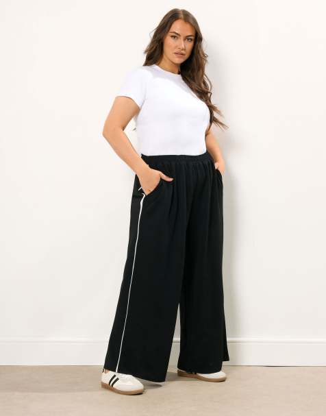Yours Clothing Wide leg trousers in black - view 1