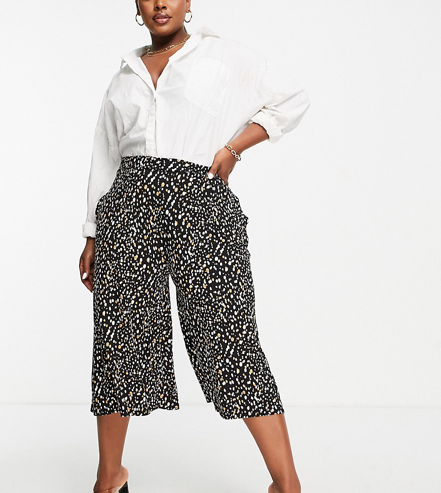 Plus-size trousers by Yours These trousers on repeat All-over spot print High rise Functional pockets Three-quarte-length Wide leg Regular fit