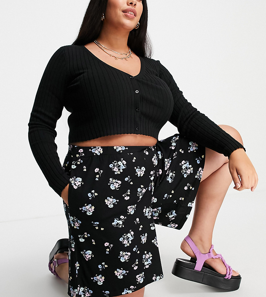 Yours Exclusive flippy shorts in black floral